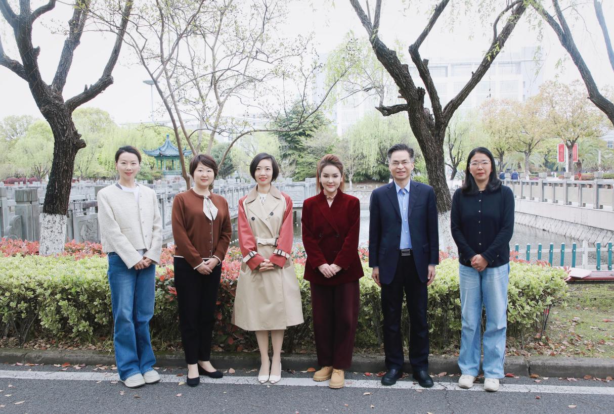 巾帼楷模进校园 匠心育人守初心...